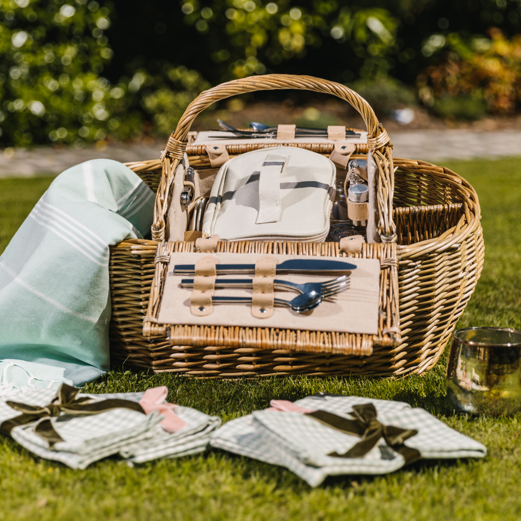 Picnicscape in a box - the fully fitted luxury Summer Willow Hamper from Truffle Tablescapes